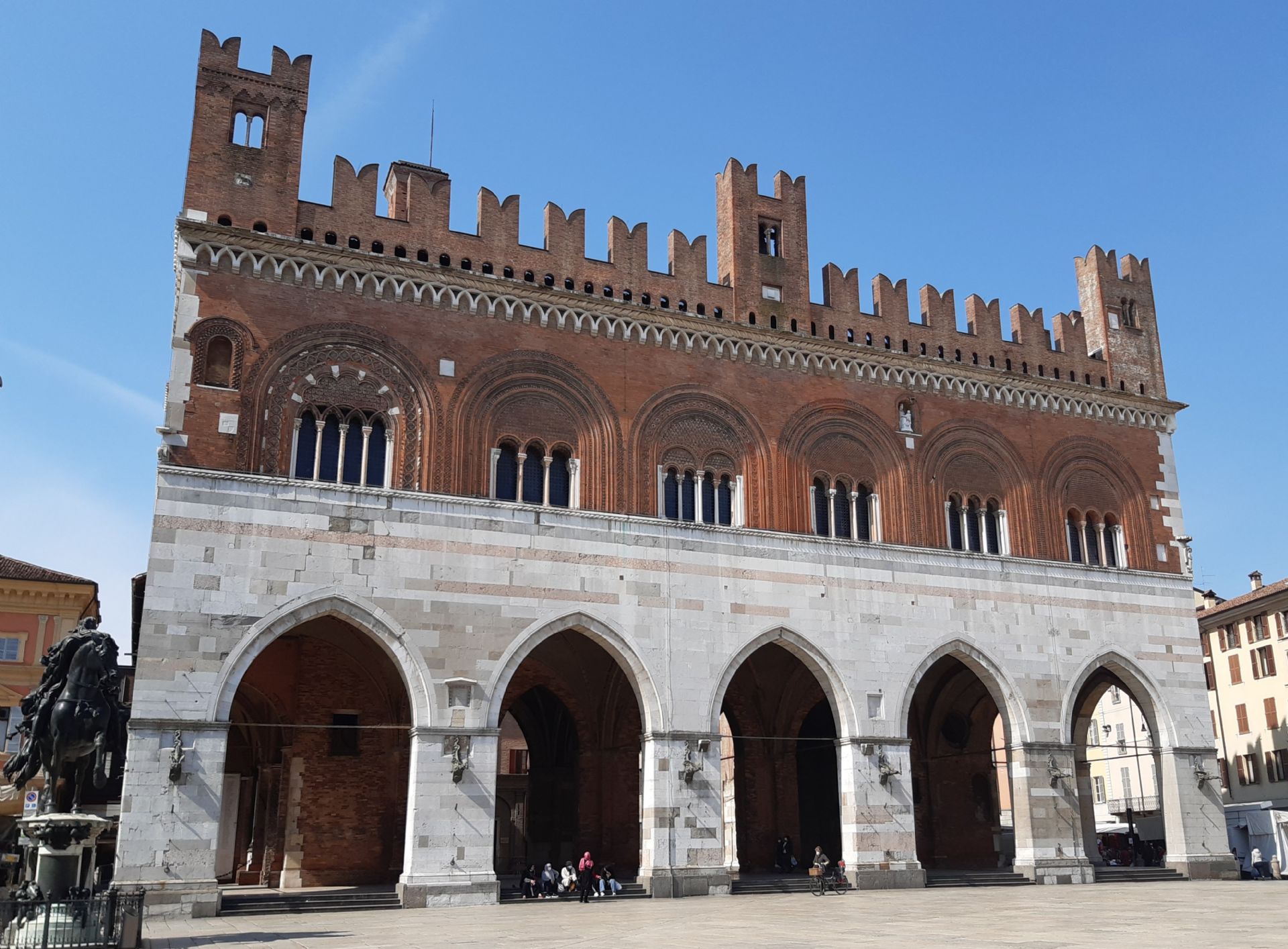 Piacenza - Piazza Cavalli, Palazzo gotico